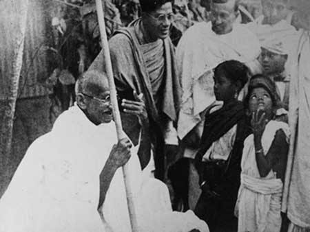 Gandhiji talking with the villagers during his Noakhali Peace Mission.jpg